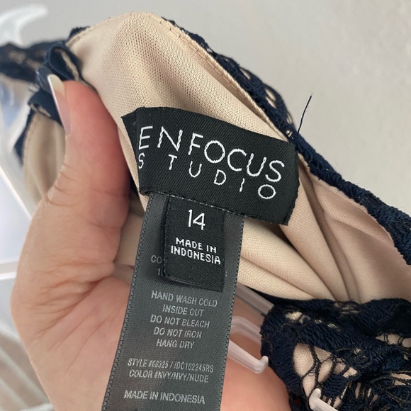 Long lace dress - Picture 4 of 4